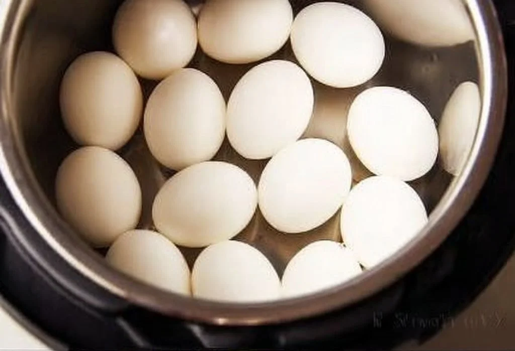 Instant Pot hard boiled eggs recipe from Mom's Dinner.